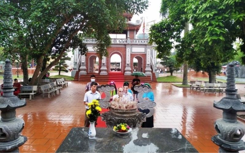 Đi đền Xã Tắc không chỉ cầu cho bản thân mà còn hướng đến sự bình yên chung của đất nước